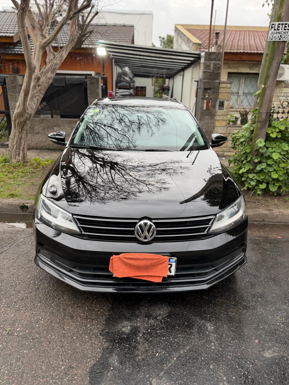 Vista frontal de un Volkswagen negro después del lavado
