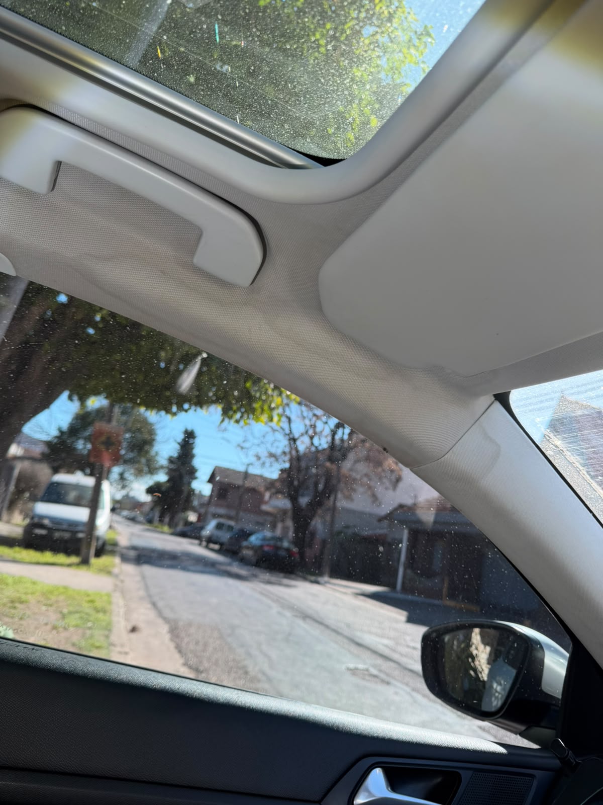 Detalle de la limpieza de techo junto a la manija interior